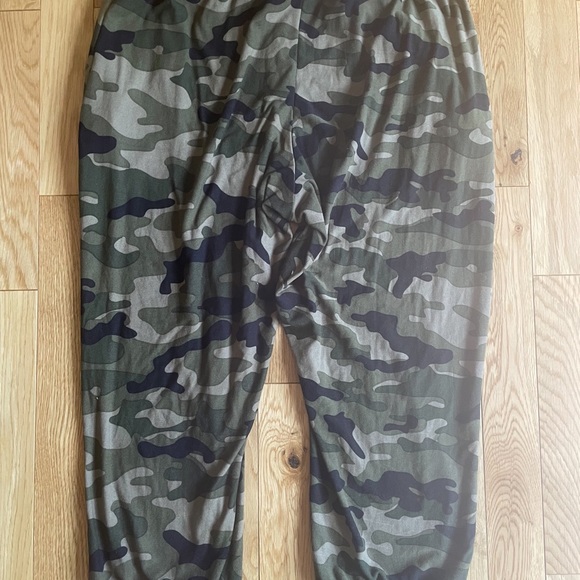 Ardene Cropped Camo Super Soft Joggers - Picture 4 of 6